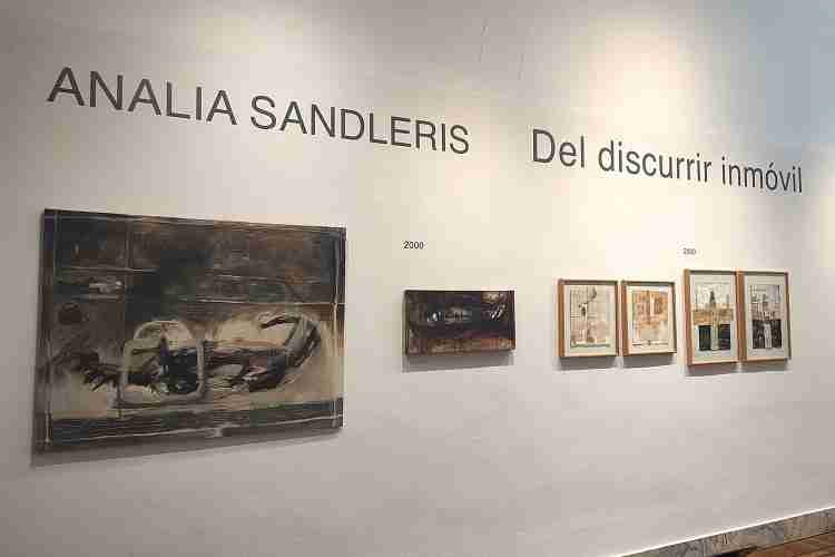 Del discurrir inmóvil. Analía Sandleris en el Blanes. 2023. Quien contempla la pintura de Analía Sandleris, por un momento también se integra a esa realidad ajena, se convierte en parte de ese juego cuyas reglas estableció la artista. 