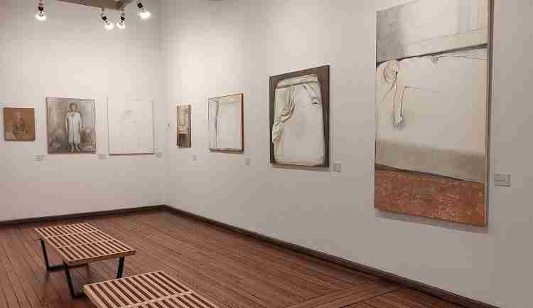 Exilios. Linda Kohen en el Museo Blanes. A cincuenta años de la dictadura militar, nos propusimos exponer la obra de Linda Kohen en el Museo Blanes, motivados por tres razones: su arte, sus exilios y su condición de mujer artista.
