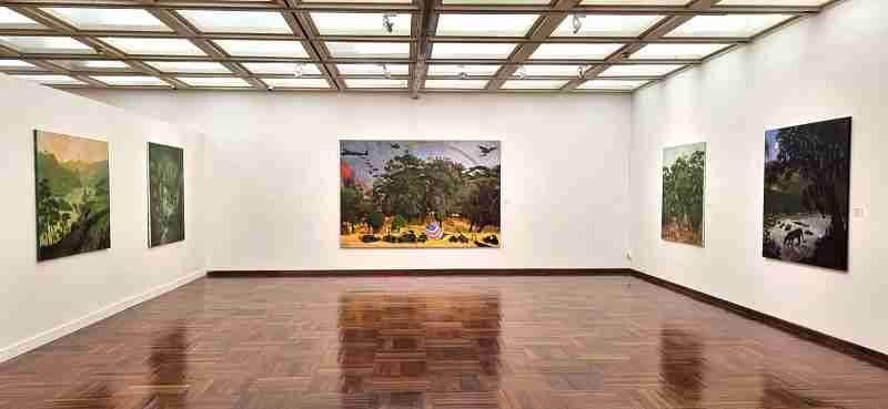 Museo Nacional de Artes Visuales. El Museo Nacional de Artes Visuales es responsable de contribuir al desarrollo cultural del país, difundiendo la cultura plástica y visual, de documentar la evolución del arte nacional y de acrecentar la colección de artes plásticas y visuales del país, optimizando las condiciones para su adecuada preservación, y de investigar y promover la investigación en áreas del arte y su historia. Exposición de José Gamarra
