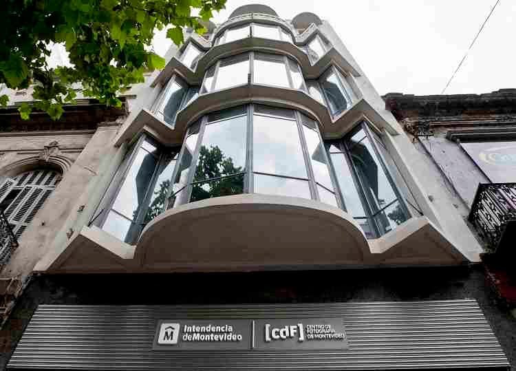 Centro de Fotografía de Montevideo [CdF]. El sentido del Centro de Fotografía de Montevideo [CdF] es incentivar la reflexión, el pensamiento crítico y la construcción de identidad ciudadana a partir de la promoción de una iconósfera cercana.