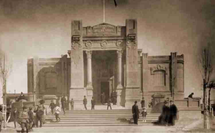 Museo Nacional de Artes Visuales. MNVA. El Museo Nacional de Artes Visuales es responsable de contribuir al desarrollo cultural del país, difundiendo la cultura plástica y visual, de documentar la evolución del arte nacional y de acrecentar la colección de artes plásticas y visuales del país, optimizando las condiciones para su adecuada preservación, y de investigar y promover la investigación en áreas del arte y su historia. Fachada del primer edificio