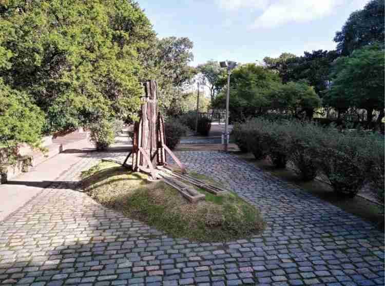 Museo Nacional de Artes Visuales. MNVA. El Museo Nacional de Artes Visuales es responsable de contribuir al desarrollo cultural del país, difundiendo la cultura plástica y visual, de documentar la evolución del arte nacional y de acrecentar la colección de artes plásticas y visuales del país, optimizando las condiciones para su adecuada preservación, y de investigar y promover la investigación en áreas del arte y su historia. Obra de Rimer Cardillo