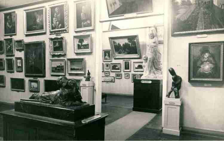 Museo Nacional de Artes Visuales. MNVA. El Museo Nacional de Artes Visuales es responsable de contribuir al desarrollo cultural del país, difundiendo la cultura plástica y visual, de documentar la evolución del arte nacional y de acrecentar la colección de artes plásticas y visuales del país, optimizando las condiciones para su adecuada preservación, y de investigar y promover la investigación en áreas del arte y su historia. Sala de exposiciones del antiguo Museo Nacional de Bellas Artes