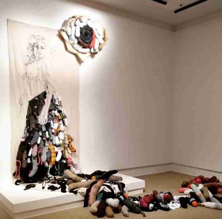 Vengo de una isla de confusión. En el Rollins Museum of Art. Es la primera exposición individual de Meléndez en un museo fuera de su Puerto Rico natal.