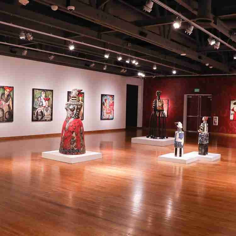 The Museum Of Latin American Art (MOLAA). El Museum Of Latin American Art (MOLAA) amplía el conocimiento y la apreciación del arte latinoamericano y latino moderno y contemporáneo a través de su colección, exposiciones innovadoras, programas educativos estimulantes y eventos culturales atractivos.
