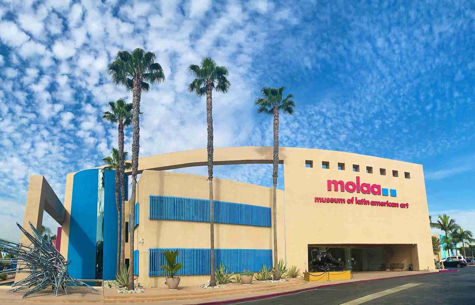 The Museum Of Latin American Art (MOLAA). El Museum Of Latin American Art (MOLAA) amplía el conocimiento y la apreciación del arte latinoamericano y latino moderno y contemporáneo a través de su colección, exposiciones innovadoras, programas educativos estimulantes y eventos culturales atractivos.